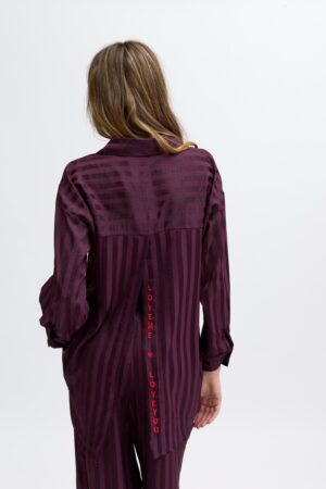 chemise ouverte dos et broderie